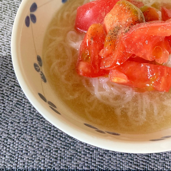 冷たい鶏ガラだしとトマトのこんにゃく麺